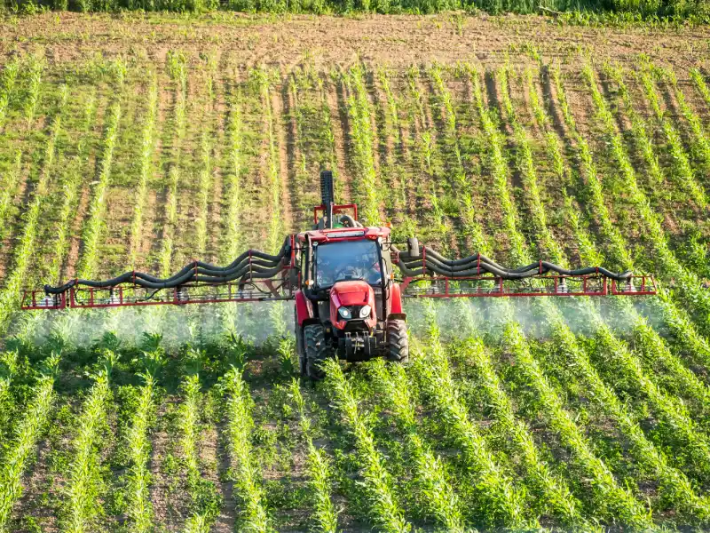 O colonialismo químico é o agrotóxico que volta no seu prato