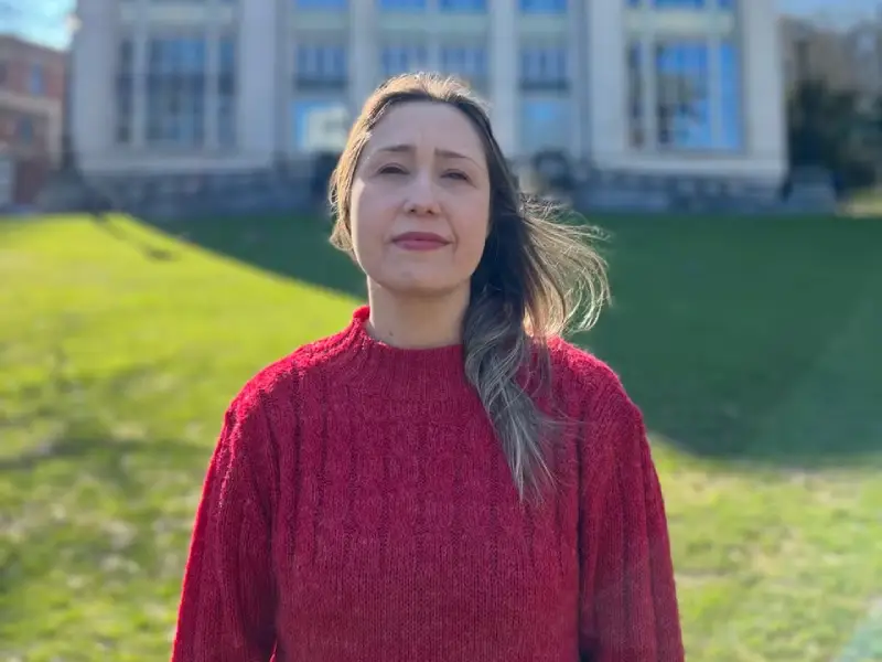 Larissa Bombardi em frente à Universidade Livre de Bruxelas (ULB)