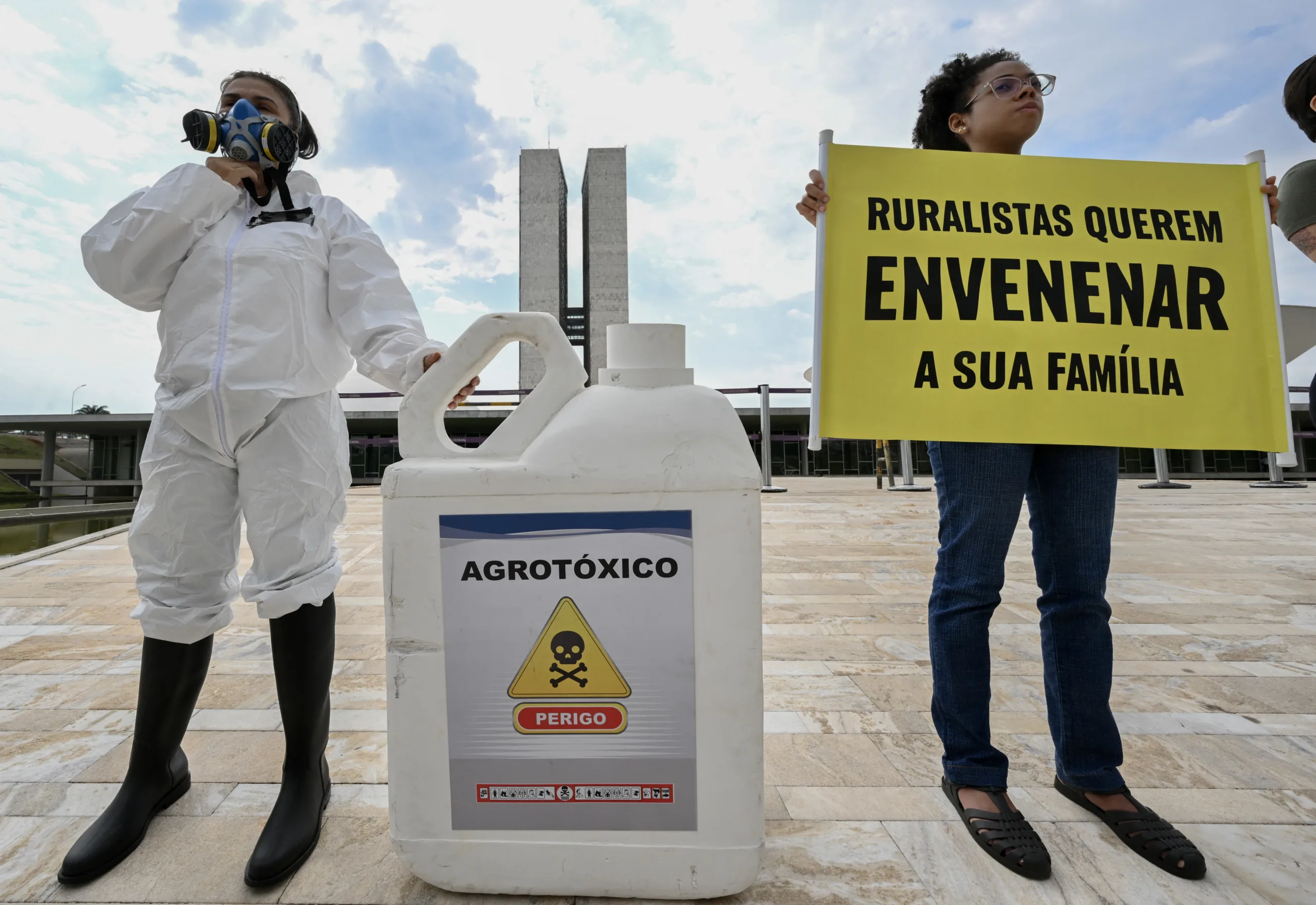 Exportações de agrotóxicos banidos na Europa explodem e Brasil é o maior consumidor